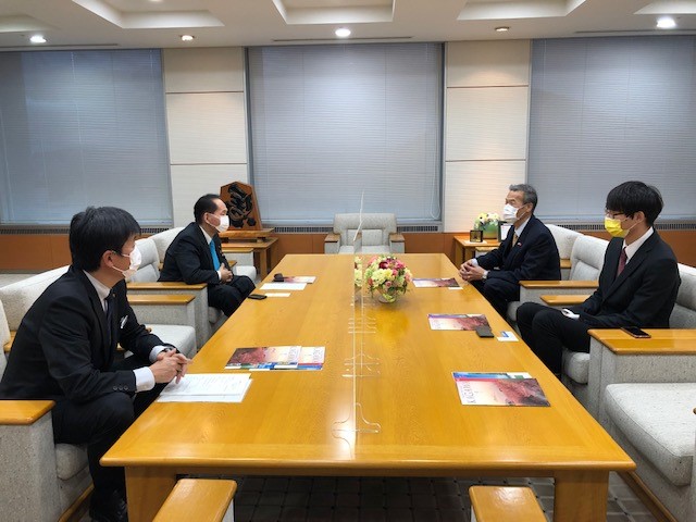 （左より）尾崎英司知事事務局長、浜田知事、向処長、呉課長