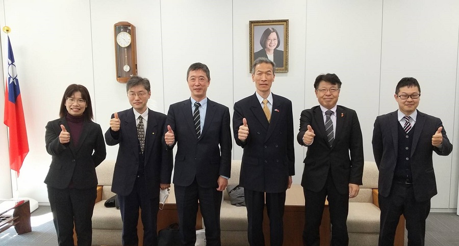 （左より）松浦係長、松浦課長、河上課長、向処長、鶴村所長、奧野主任 
