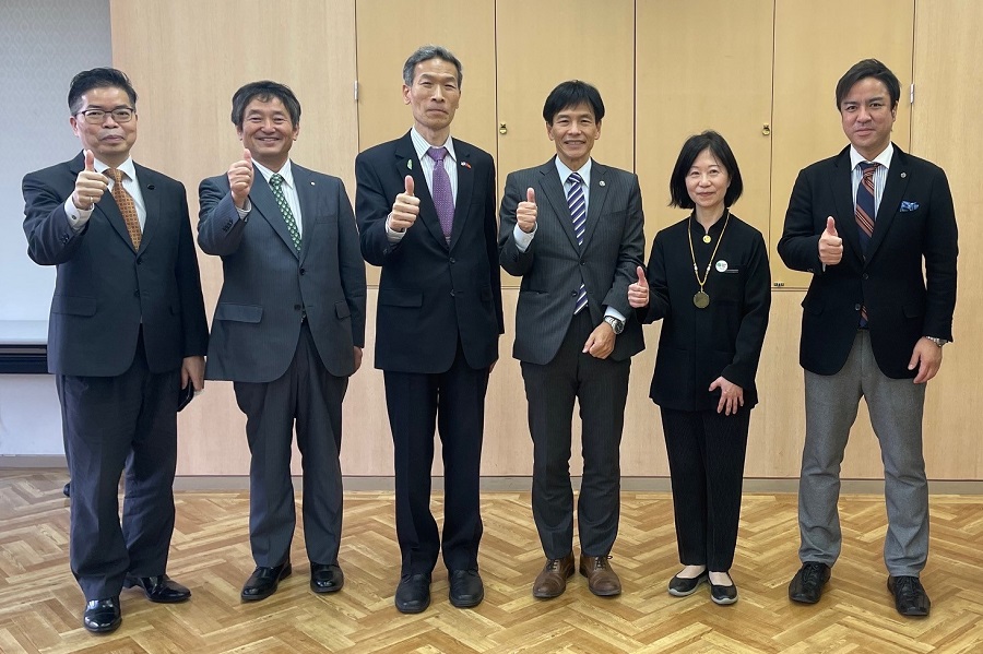 （左より）林部長、西尾会長、向処長、島田市長、黄法師、西野議員