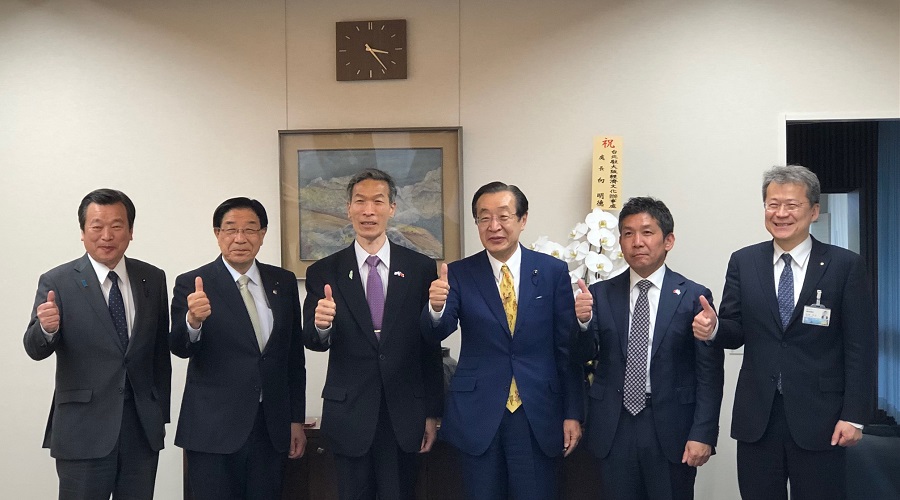 (左から)薮田事務局長、中川会長、向処長、渡辺議長、奧野事務局長、山崎事務局長