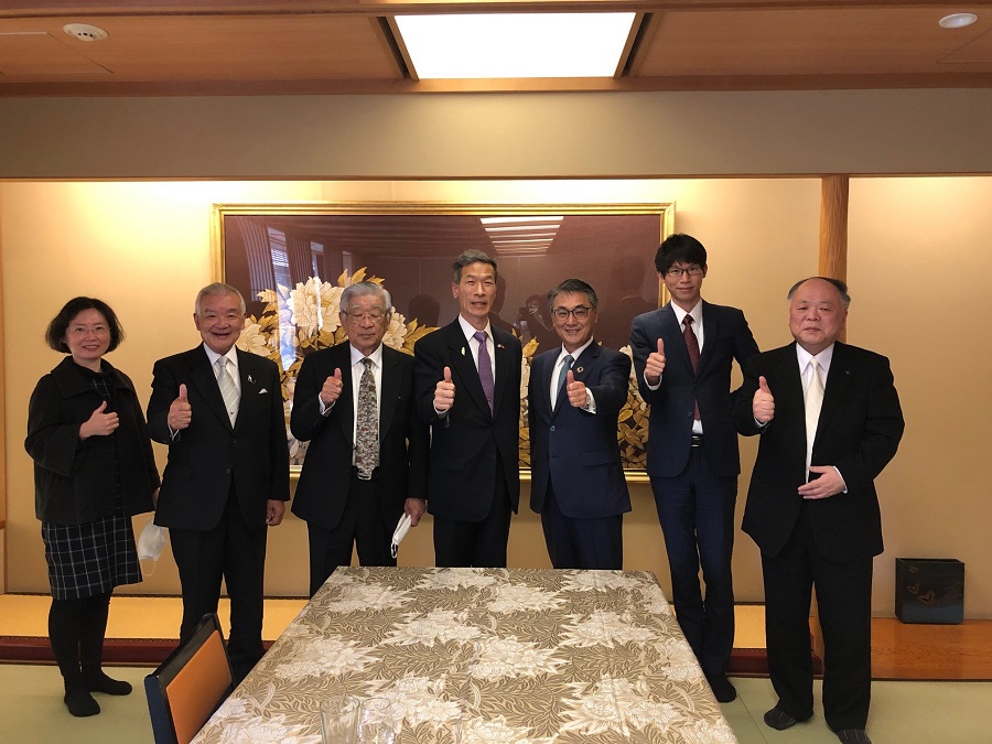 （左から)李秘書、桑山さん、中尾さん、向處長、村椿市長、吳秘書、四十萬副市長