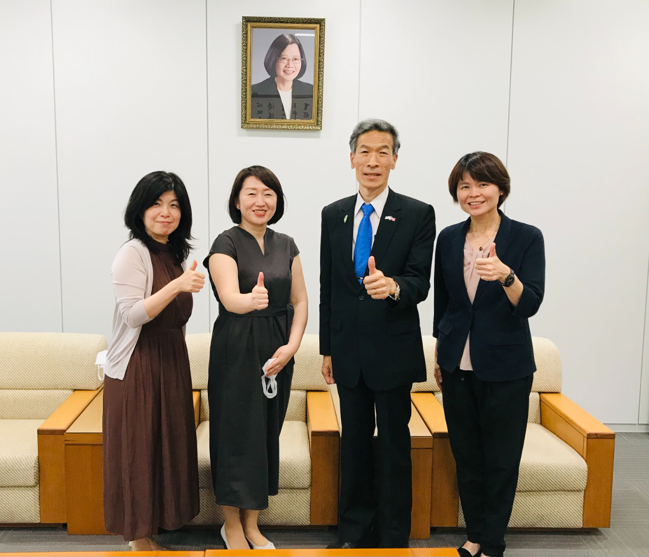左より：洪郁如・大妻女子大学教授、赤松美和子・一橋大学教授、向明徳処長、林育柔教育課長