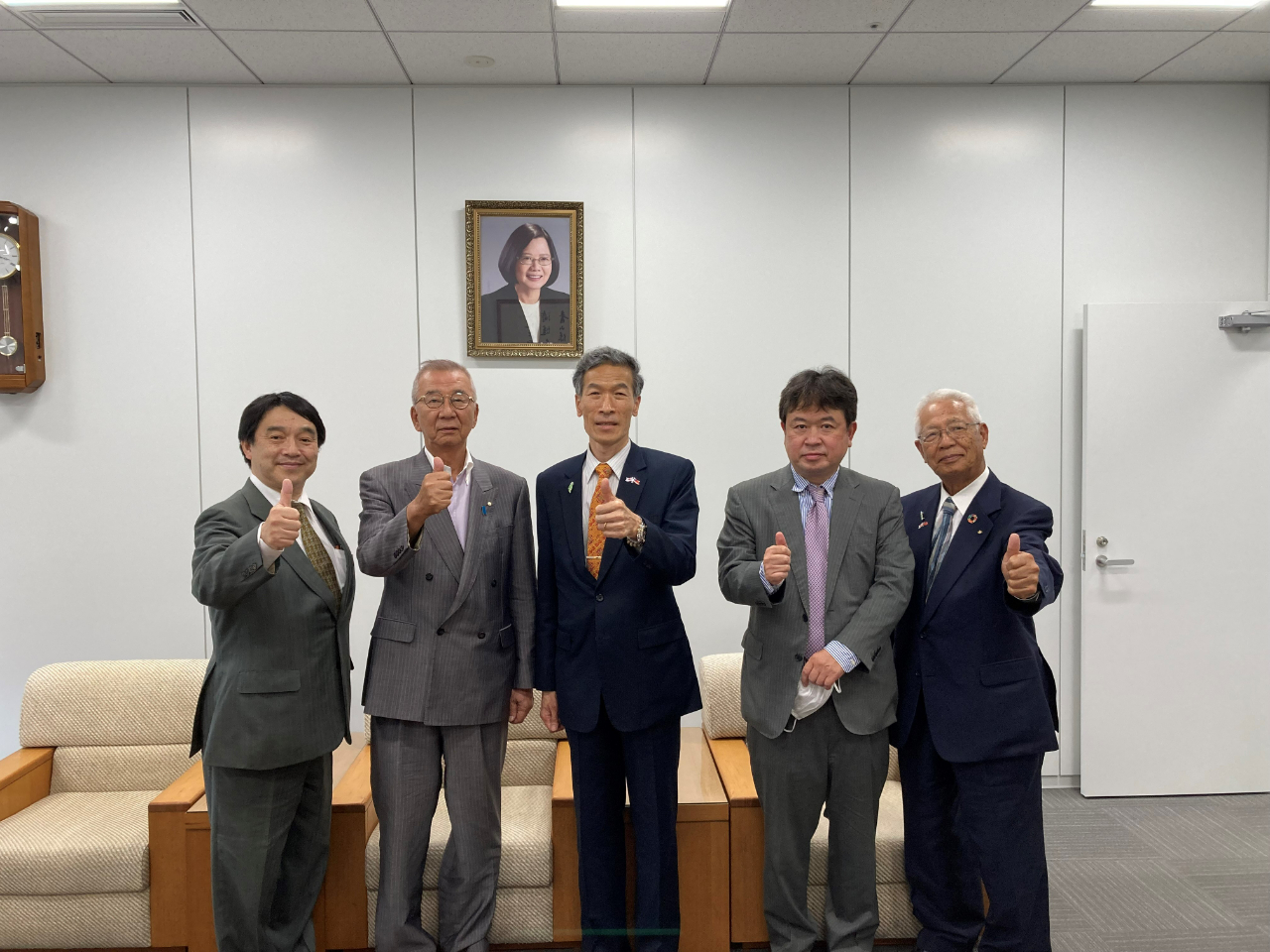 左より: 杉中氏、辻井副会長、向処長、鈴木氏、永野前会長