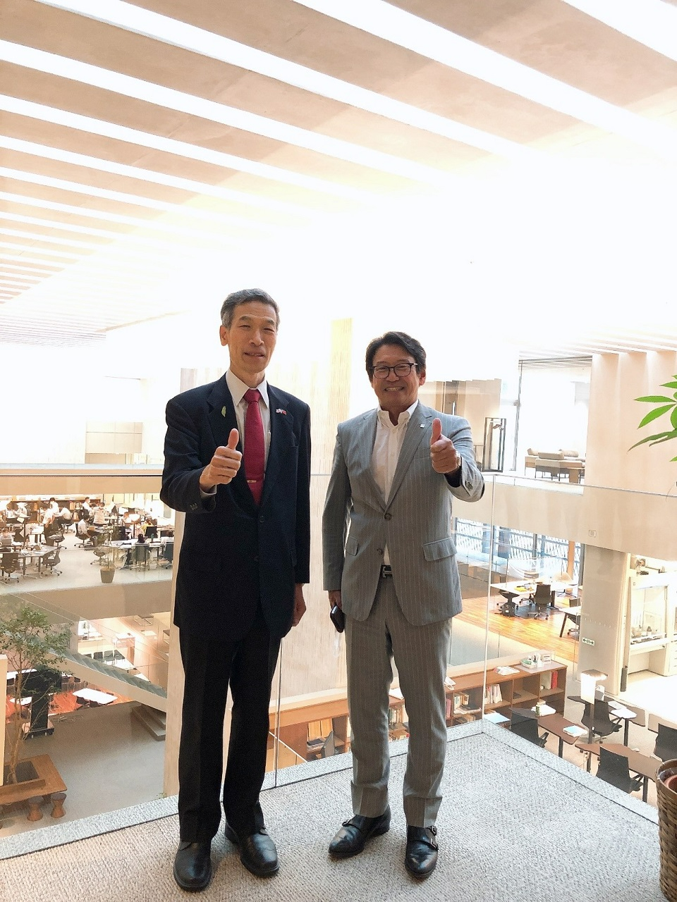 処長（左）は日華化学本社を訪問し、江守康昌・社長と記念撮影
