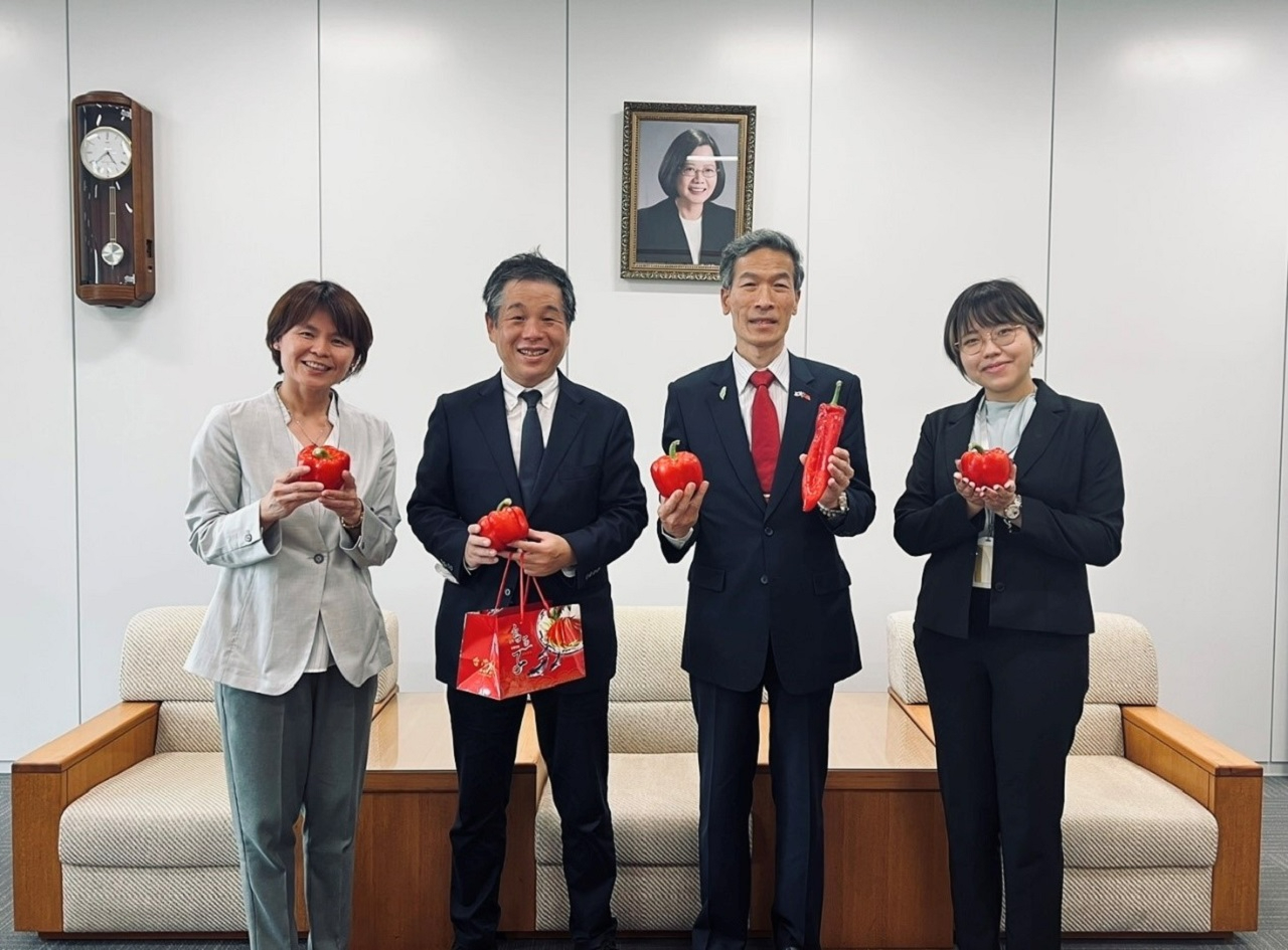 左より：林育柔・文教課長、田口優樹・代表、向明徳・処長、曾文琪・課長