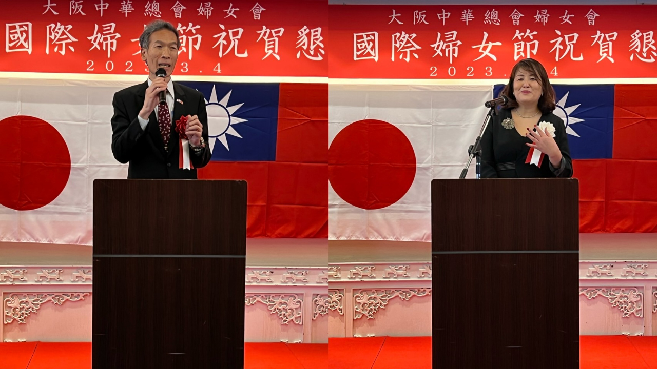 挨拶する向明德・駐大阪弁事処長(左)と尤博美・大阪中華総会婦女会会長(右)