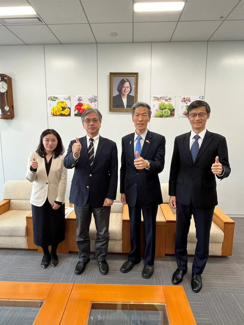 左より：ATR事業開発室の辰巳真起子・担当部長、鈴木博之・代表取締役専務、向処長、黃部長
