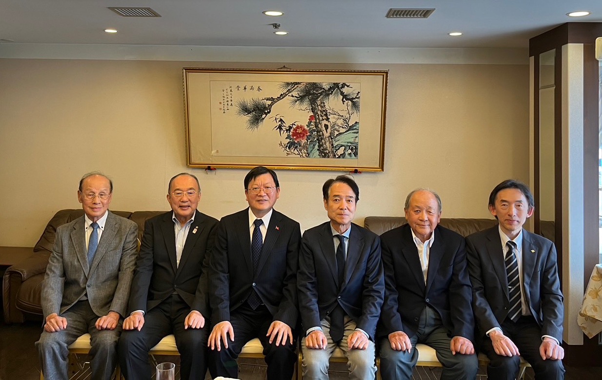 左より：連理事長、鈴木会長、洪処長、西脇副会長、洪里名誉会長および蔣校長