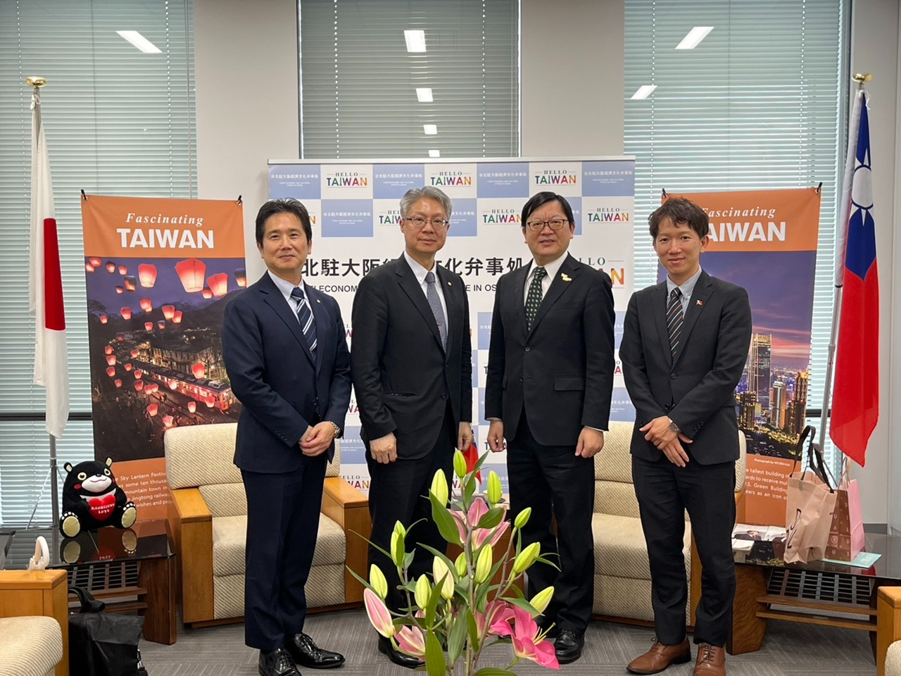 左より：吳支店長、黃支社長、洪処長、沈秘書