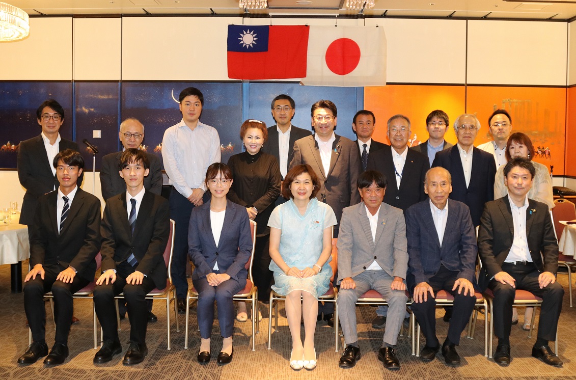 張淑玲処長（右から4番目）、松原成文会長（右から3番目）、台湾留学生（左から1から3番目）