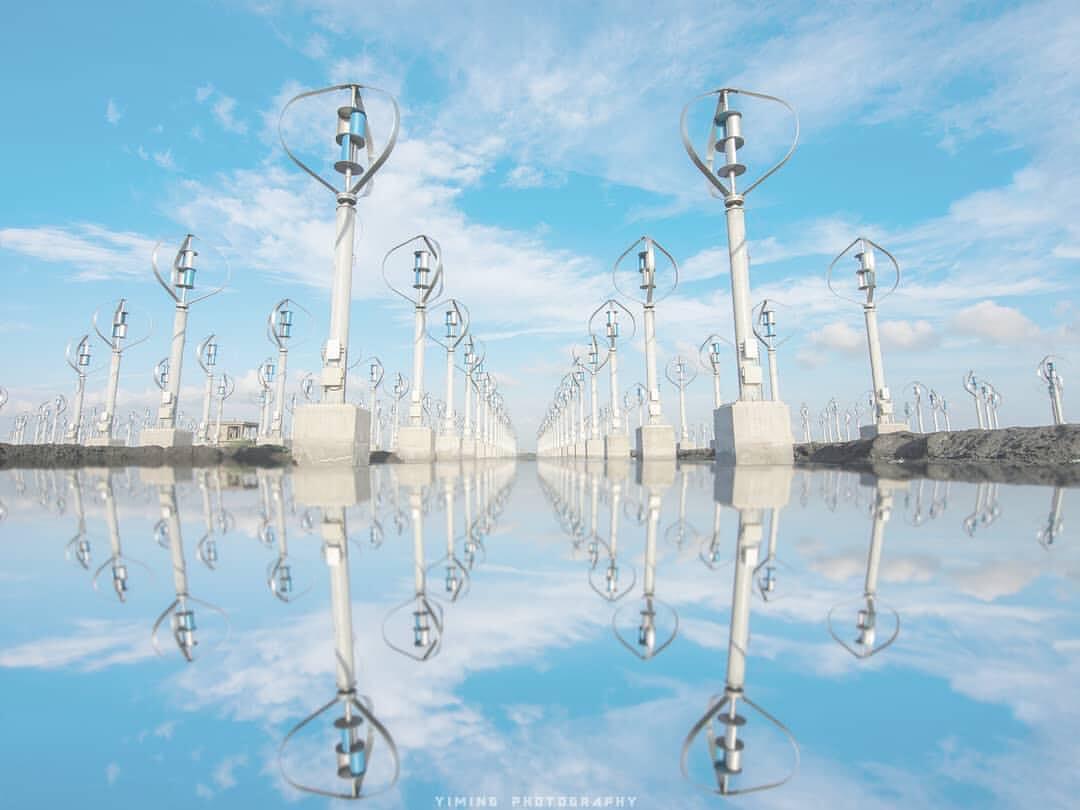 Selamat kepada Indonesia telah membangun pembangkit listrik tenaga angin pertama di Sulawesi, Pembangkit Listrik Tenaga Bayu Sidrap!
Taiwan dan Indonesia sangat mementingkan masalah energi terbarukan, dan Taiwan juga merupakan negara kepulauan, sampai akhir Mei 2018, telah dibangun 338 turbin angin.
.
Pembangkit Listrik Tenaga Angin Changhua Wanggong memiliki bentuk yang sangat istimewa, lebih dari 400 turbin berdiri di pantai membuat orang merasa seperti berada di luar planet alien, dan juga sebagai tempat populer IG punch di Changhua. 
Bila berkesempatan pergilah ke Changhua untuk melihatnya!