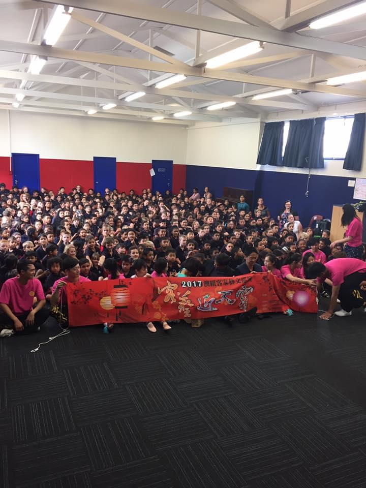 「榮興客家採茶劇團」與Remuera Primarty School學校師生合影