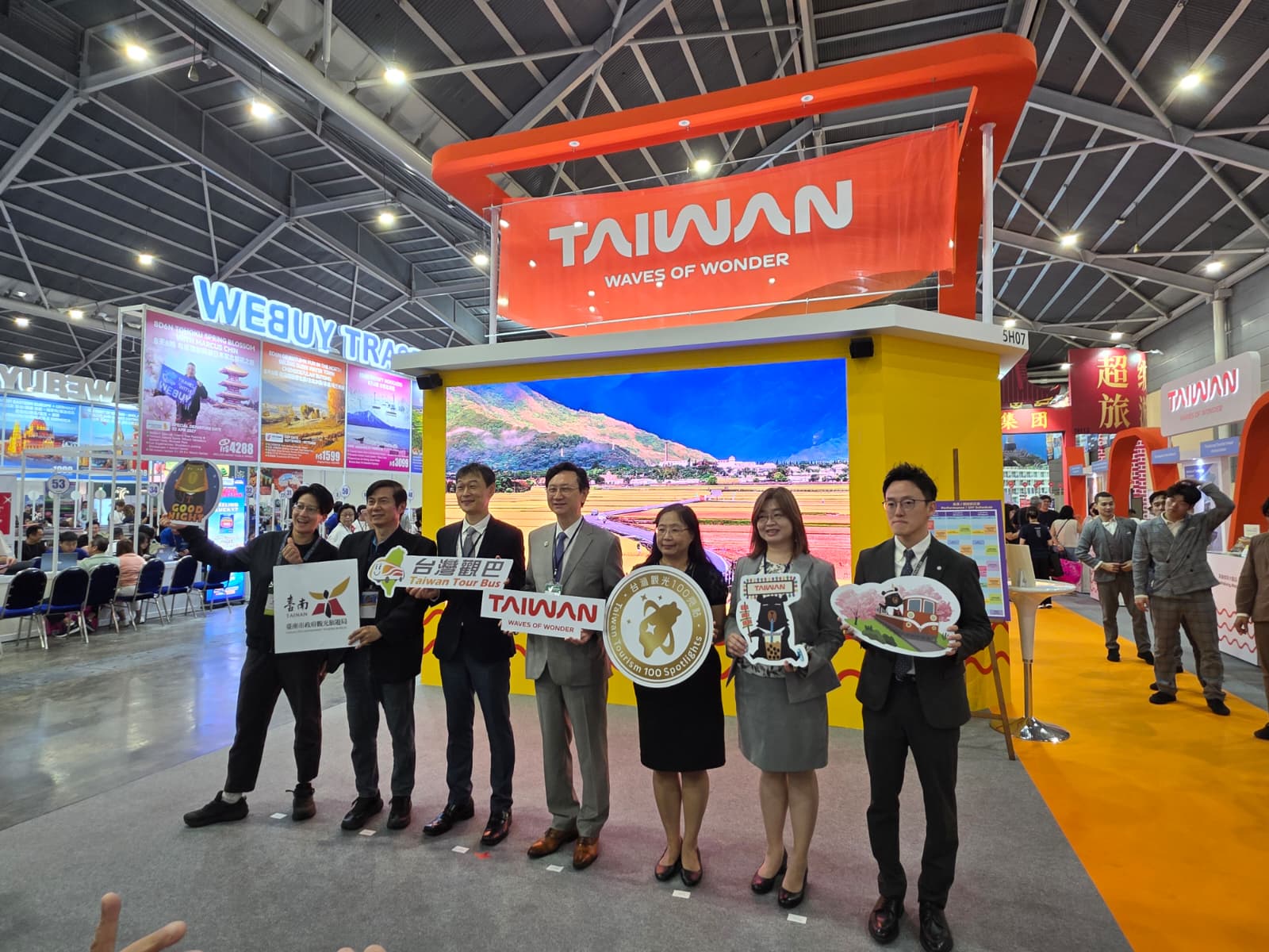 Dr. Tung, Representative of the Taipei Representative Office in Singapore, poses for a group photo with members of Taiwan’s tourism delegation.