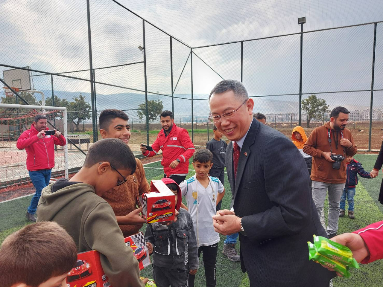 黃代表日前赴土敘邊界的雷伊漢勒(Reyhanlı)市Hamza Hürel孤兒院出席我國糧米捐贈儀式，市長Mehmet Hacıoğlu、紅新月會 Türk Kızılay  國際合作兼移民事務處長Alper Uluca及現場逾100名受贈户代表都一起出席。最感動的是現場難民婦女及小孩以不熟悉的英文羞澀但堅定跟黃代表說Thank you,  Taiwan ?謝謝台灣