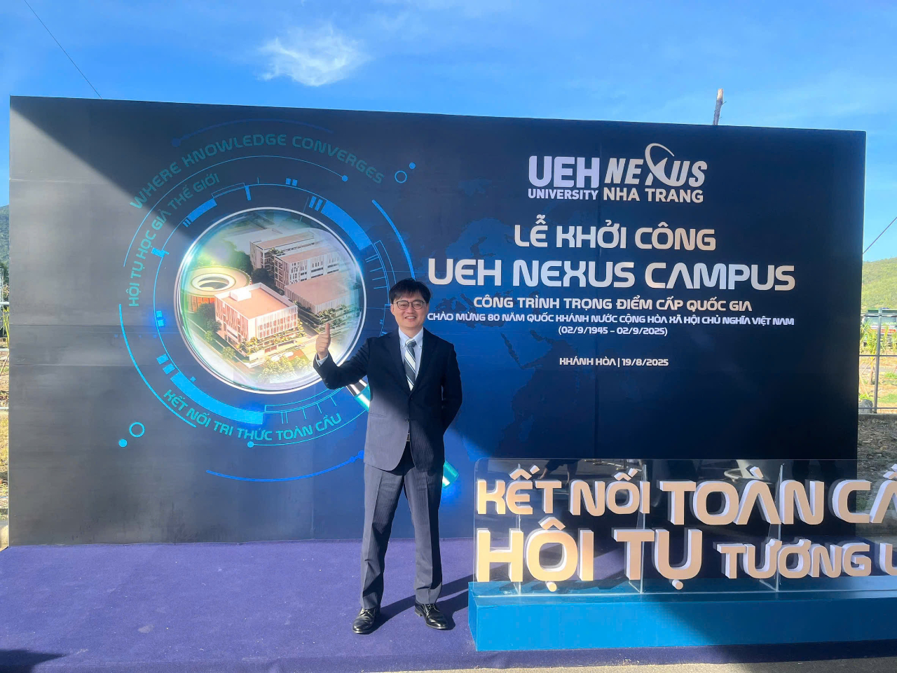 本處教育組林韋至組長於2025年8月19日出席UEH新校區的開幕典禮，也能見證越南政府在科學與教育方面的推展。越南政府同日在各地舉辦相關的科研計畫開展活動，讓人看見越南政府加強科研發展的決心。可以遇見的越南的發展一定會越來越好，希望也能跟台灣一起共同合作，一起促進科技的發展。

2025年8月17日，慶和省人民委員會正積極完善籌備工作，準備舉行一系列項目開工儀式，以慶祝八月革命成功80週年（1945年8月19日－2025年8月19日）及越南社會主義共和國國慶80週年（1945年9月2日－2025年9月2日）。此次開工的慶和省項目共4個，包括芽莊市綜合都市區；胡志明市經濟大學（UEH）芽莊分校的教學與研究設施；白石崖工業園基礎設施建設與經營項目；以及成海安置區社會住房項目。這四個項目的總投資額接近20.2兆越南盾。

慶和省人民委員會主席陳國南（Trần Quốc Nam）日前視察了芽莊市綜合都市區項目推進情況。據報告，項目投資方下龍太陽有限公司已基本完成各項開工準備，準備迎接開工儀式。截至目前，芽莊南坊已完成第一階段約30.4公頃的土地清理工作。剩餘約196公頃的土地，該坊人民委員會正依計劃加快進行賠償和土地清理工作。具體而言，地方政府持續召開會議，審議並批准對80宗土地進行賠償、補助及安置方案，涉及面積約53.6公頃；同時持續推進土地測量、清點、產權確認工作，並審批第二階段約142公頃的賠償與安置方案，預計涉及約1,100塊土地。

胡志明市經濟大學（UEH）將啟動UEH芽莊分校（UEH Nexus Campus Nha Trang）的動工建設，作為一所全新的教學與研究基地。該校區採用優化、現代、充滿活力且綠色可持續的建築設計，規劃培育2,000名學生，設有90個教職員工作職位，並配備多個專用區域用於研究、創新及社區連結。宿舍區可容納376名寄宿學生，為學生提供便利且緊密的學習與生活環境。