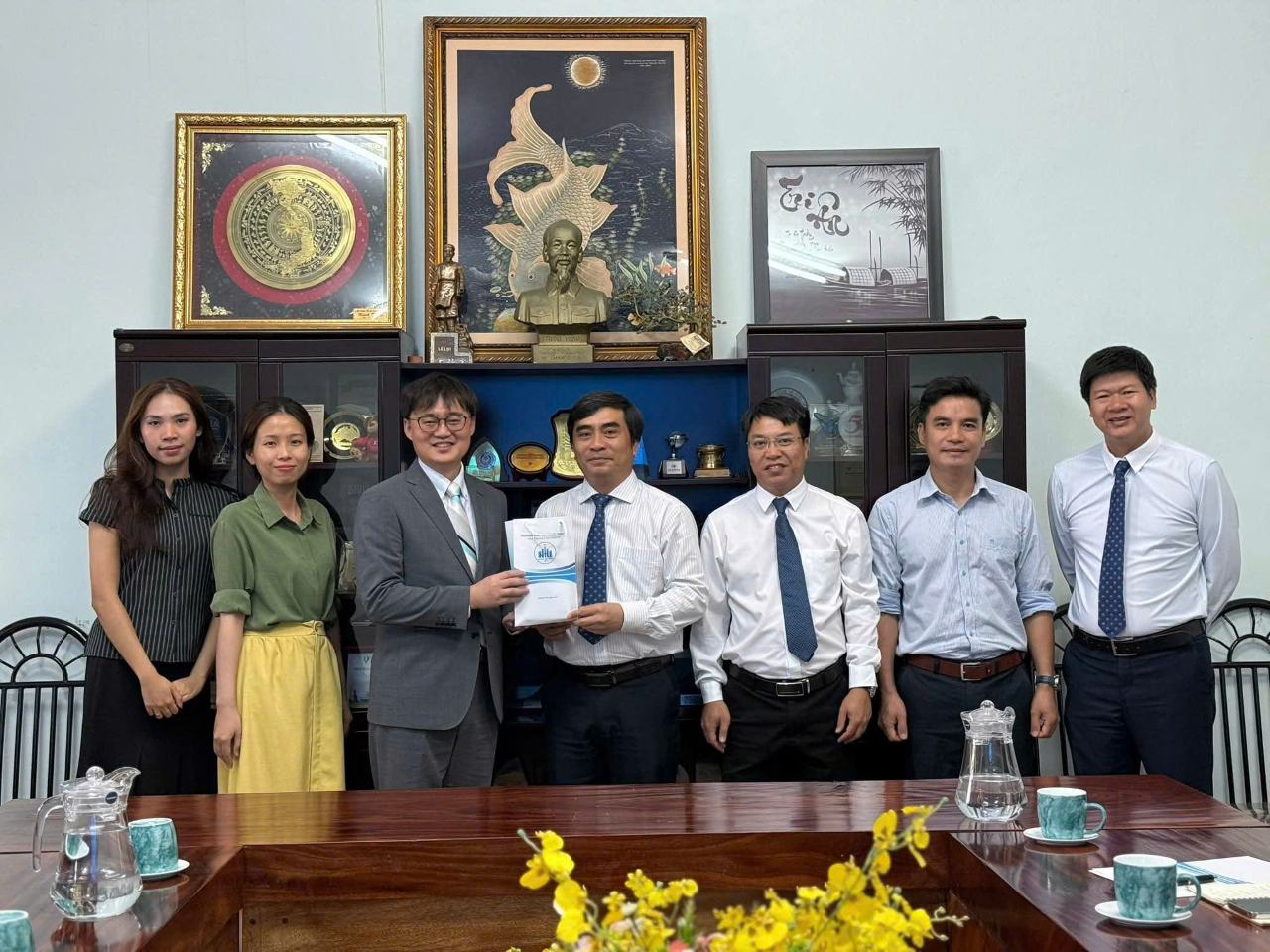 本處教育組林韋至組長於2025年8月20日拜訪芽莊大學，受到該校副校長熱情接待。雙方相談勝歡，針對多項教育交流議題深入交換意見，並展現出高度的共識。雙方皆期待未來能進一步促成芽莊大學與臺灣各大學在教學與學術領域的合作。

芽莊大學方面也期盼教育組能協助安排更多臺灣教師赴該校參訪，並歡迎推薦該校教師前往臺灣進行學術交流或深造。此外，該校特別感謝教育組推動教育部獎學金，讓多位教師有機會赴臺攻讀博士學位，提升整體教學與研究能量。