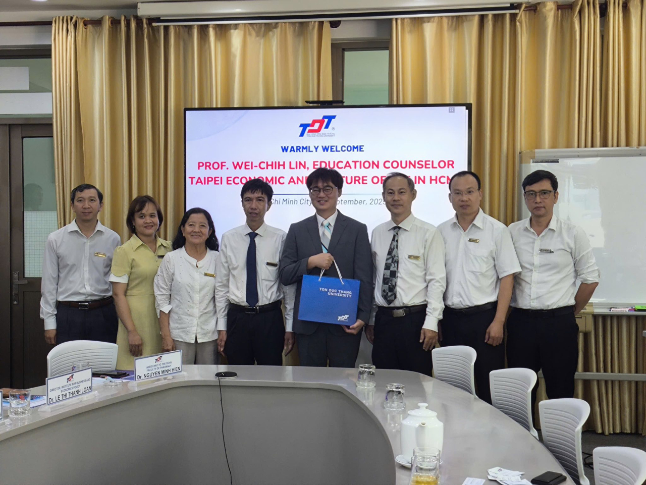 2025年9月4日，本處教育組林韋至參事拜會孫德勝大學，特別感謝孫德勝大學副校長的熱情接待，也很高興有多位系主任出席並介紹各自的系所。透過交流，進一步了解到該校許多系所與台灣多所大學，包括陽明交通大學、成功大學、文化大學等，皆已建立起深厚的合作與聯繫。

同時，也感謝國際長親自帶領參觀校園。校園環境優雅宜人，並擁有多座現代化的新建築，其中包括設施完善的新圖書館，充分展現出學校在教學與研究資源上的持續投入與發展。林參事表示，期盼未來雙方能在既有基礎上進一步拓展合作，共同推動台越高等教育交流邁向新階段。