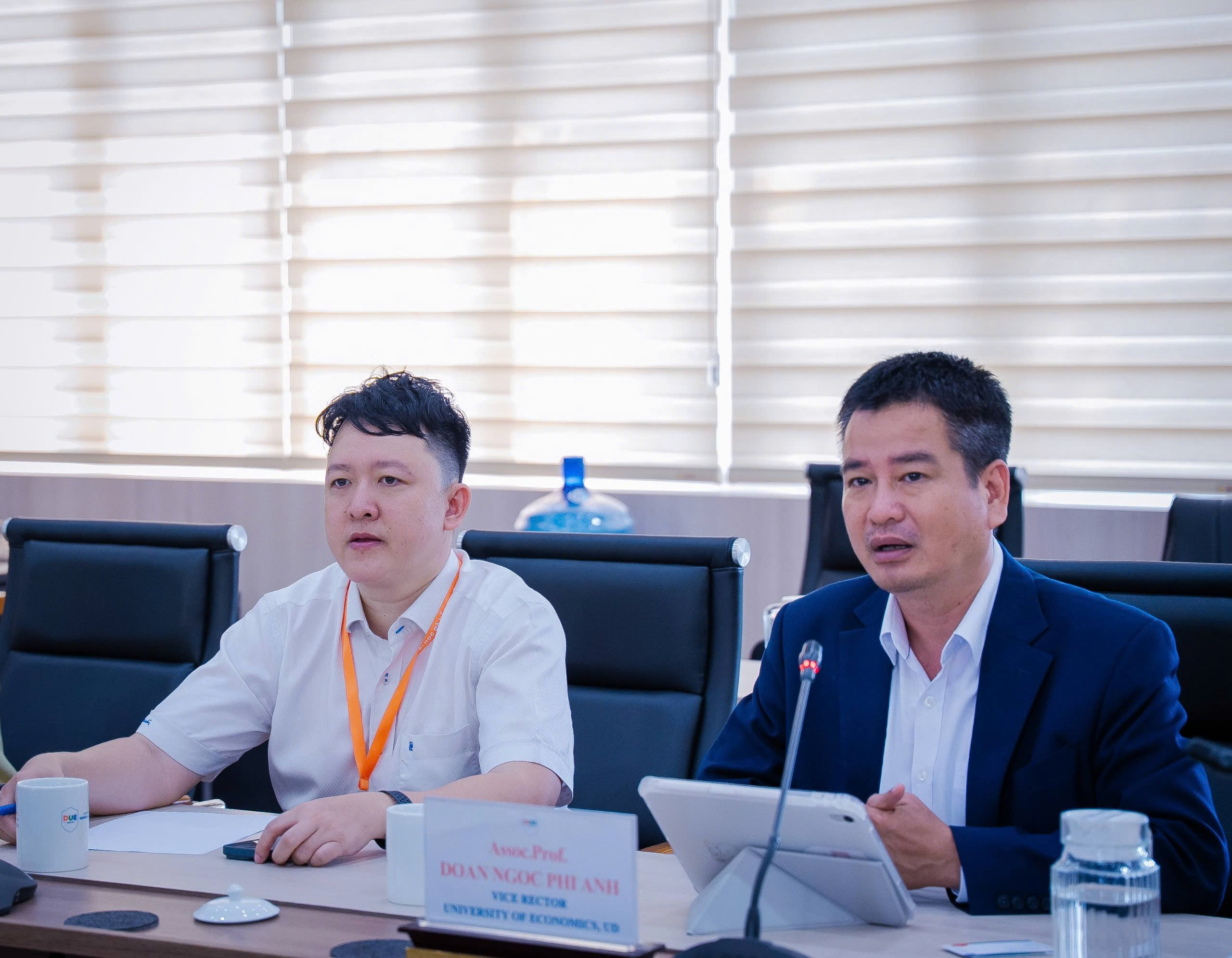 本處教育組林韋至組長於2026年4月20日拜會峴港經濟大學，旨在雙方逾十年的合作基礎上，進一步擴大教育交流與合作。
會談中，臺方詳細介紹了多項具吸引力的獎學金計畫。雙方達成共識，將致力推動在人工智慧、半導體及金融科技等領域的師資交流、學術研究與人才培育；同時，期盼於7月25日舉辦的國際研討會上正式簽署合作協議，並積極規劃後續赴臺之考察與工作訪問。
