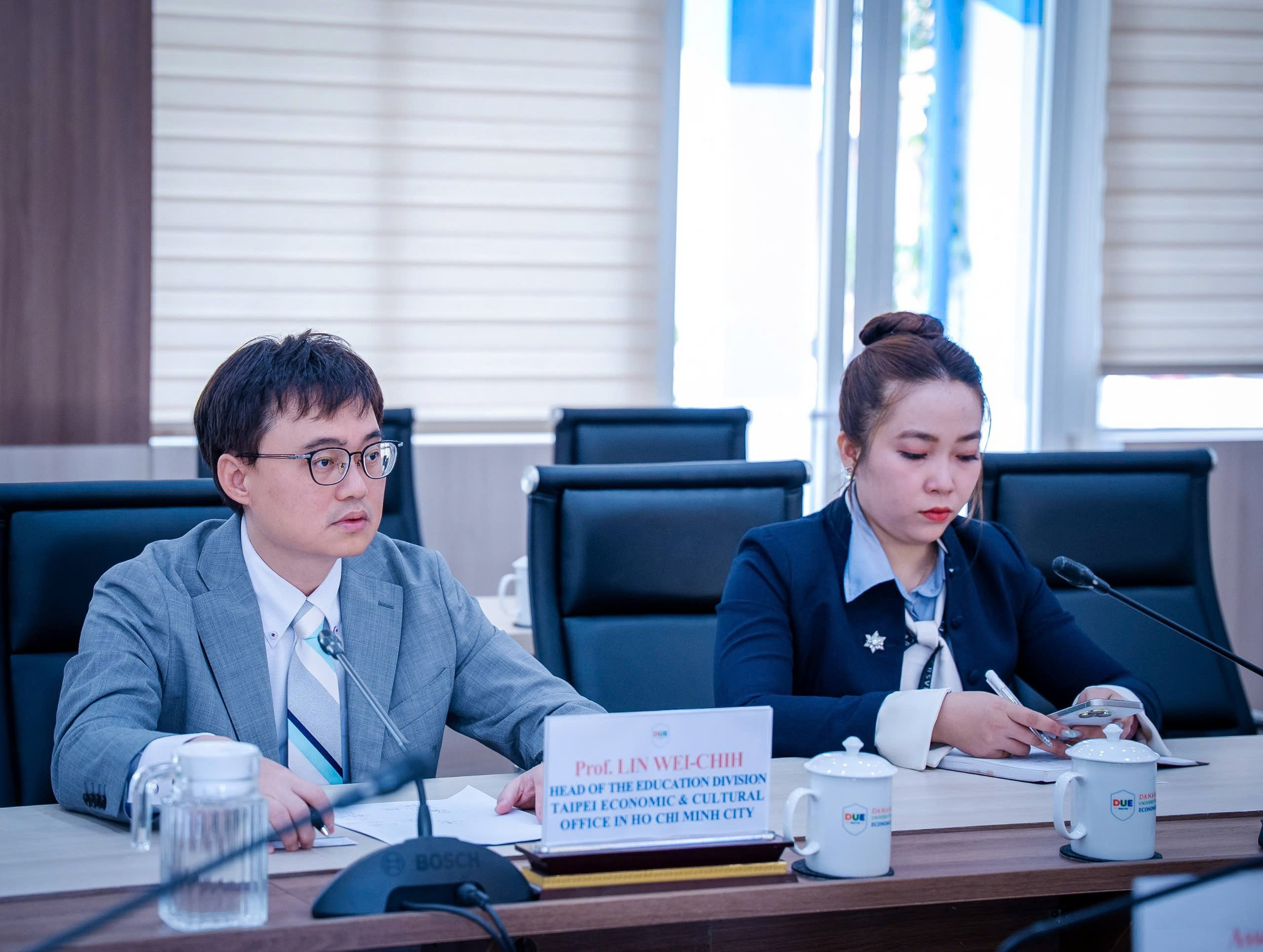 本處教育組林韋至組長於2026年4月20日拜會峴港經濟大學，旨在雙方逾十年的合作基礎上，進一步擴大教育交流與合作。
會談中，臺方詳細介紹了多項具吸引力的獎學金計畫。雙方達成共識，將致力推動在人工智慧、半導體及金融科技等領域的師資交流、學術研究與人才培育；同時，期盼於7月25日舉辦的國際研討會上正式簽署合作協議，並積極規劃後續赴臺之考察與工作訪問。