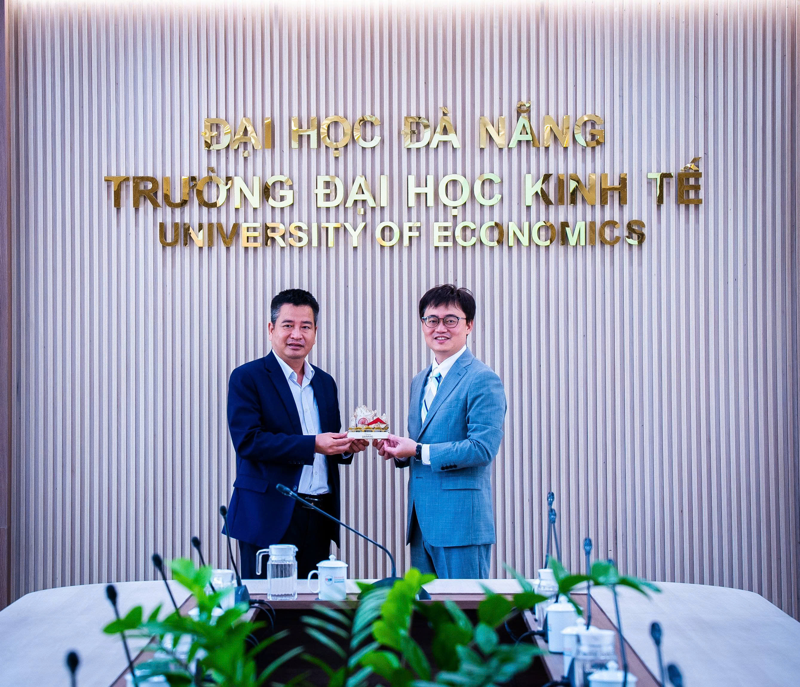 本處教育組林韋至組長於2026年4月20日拜會峴港經濟大學，旨在雙方逾十年的合作基礎上，進一步擴大教育交流與合作。
會談中，臺方詳細介紹了多項具吸引力的獎學金計畫。雙方達成共識，將致力推動在人工智慧、半導體及金融科技等領域的師資交流、學術研究與人才培育；同時，期盼於7月25日舉辦的國際研討會上正式簽署合作協議，並積極規劃後續赴臺之考察與工作訪問。
