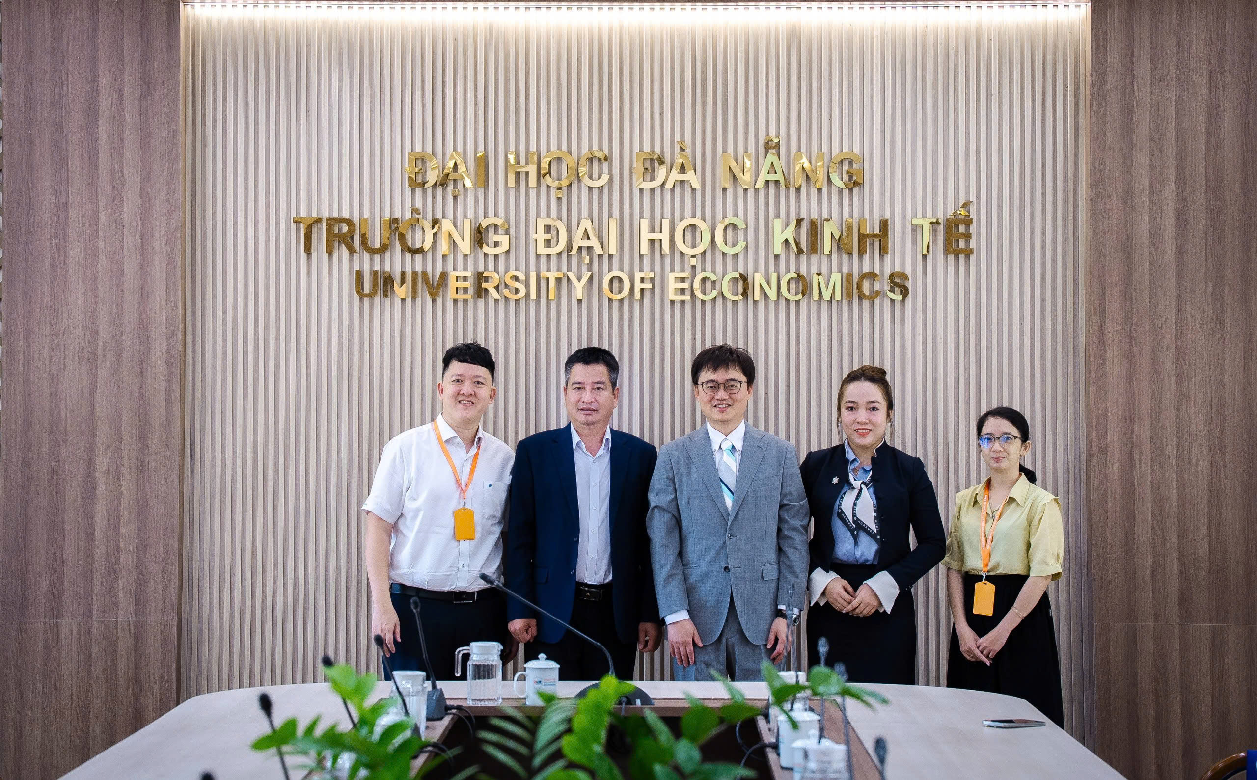 本處教育組林韋至組長於2026年4月20日拜會峴港經濟大學，旨在雙方逾十年的合作基礎上，進一步擴大教育交流與合作。
會談中，臺方詳細介紹了多項具吸引力的獎學金計畫。雙方達成共識，將致力推動在人工智慧、半導體及金融科技等領域的師資交流、學術研究與人才培育；同時，期盼於7月25日舉辦的國際研討會上正式簽署合作協議，並積極規劃後續赴臺之考察與工作訪問。