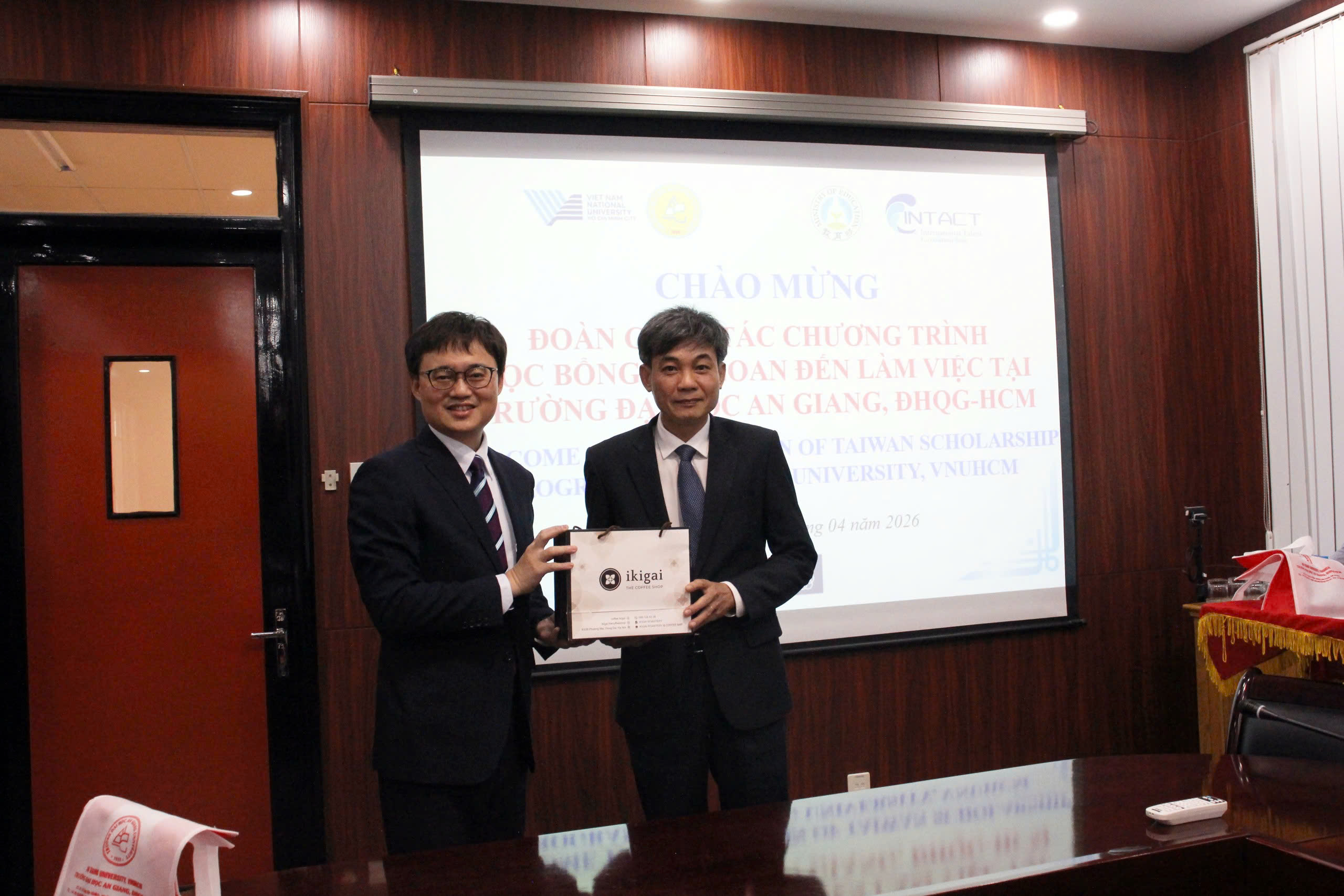 教育組林韋至參事於2026年4月16日拜會安江大學。
會談期間，林參事與校方高層就教育部臺灣各項獎學金的資訊、政策及申請流程進行了深度探討。林參事特別強調了臺越大學間合作的重要性，並表示期許雙方在不久的將來，能進一步落實學術交流、教師互訪及學生交換等實質活動。
同日下午，林參事與該校250多名學生進行交流，分享臺灣半導體產業的強勁發展趨勢。他特別強調：「精通華語是申請獎學金的一大優勢。因此，旨在協助學生提升語言能力，從而增強其留學申請的競爭力」。訪問結束之際，以推動雙方教育合作關係邁向更加穩固與深化的新里程。