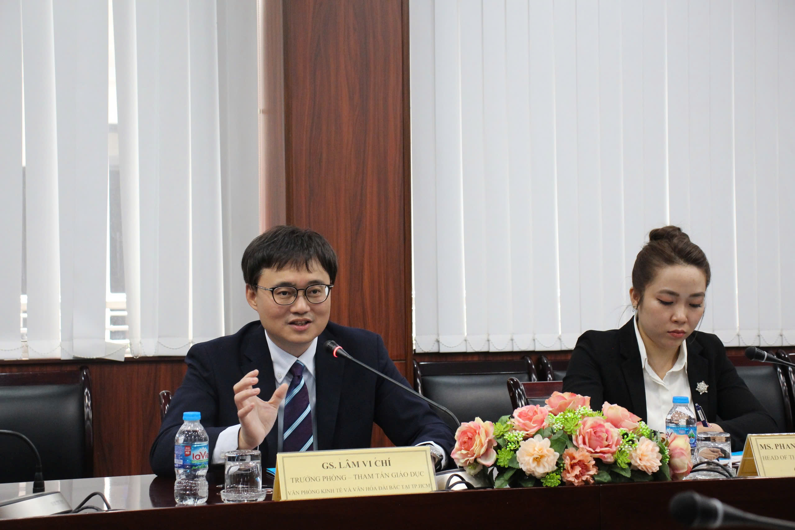 教育組林韋至參事於2026年4月16日拜會安江大學。
會談期間，林參事與校方高層就教育部臺灣各項獎學金的資訊、政策及申請流程進行了深度探討。林參事特別強調了臺越大學間合作的重要性，並表示期許雙方在不久的將來，能進一步落實學術交流、教師互訪及學生交換等實質活動。
同日下午，林參事與該校250多名學生進行交流，分享臺灣半導體產業的強勁發展趨勢。他特別強調：「精通華語是申請獎學金的一大優勢。因此，旨在協助學生提升語言能力，從而增強其留學申請的競爭力」。訪問結束之際，以推動雙方教育合作關係邁向更加穩固與深化的新里程。
