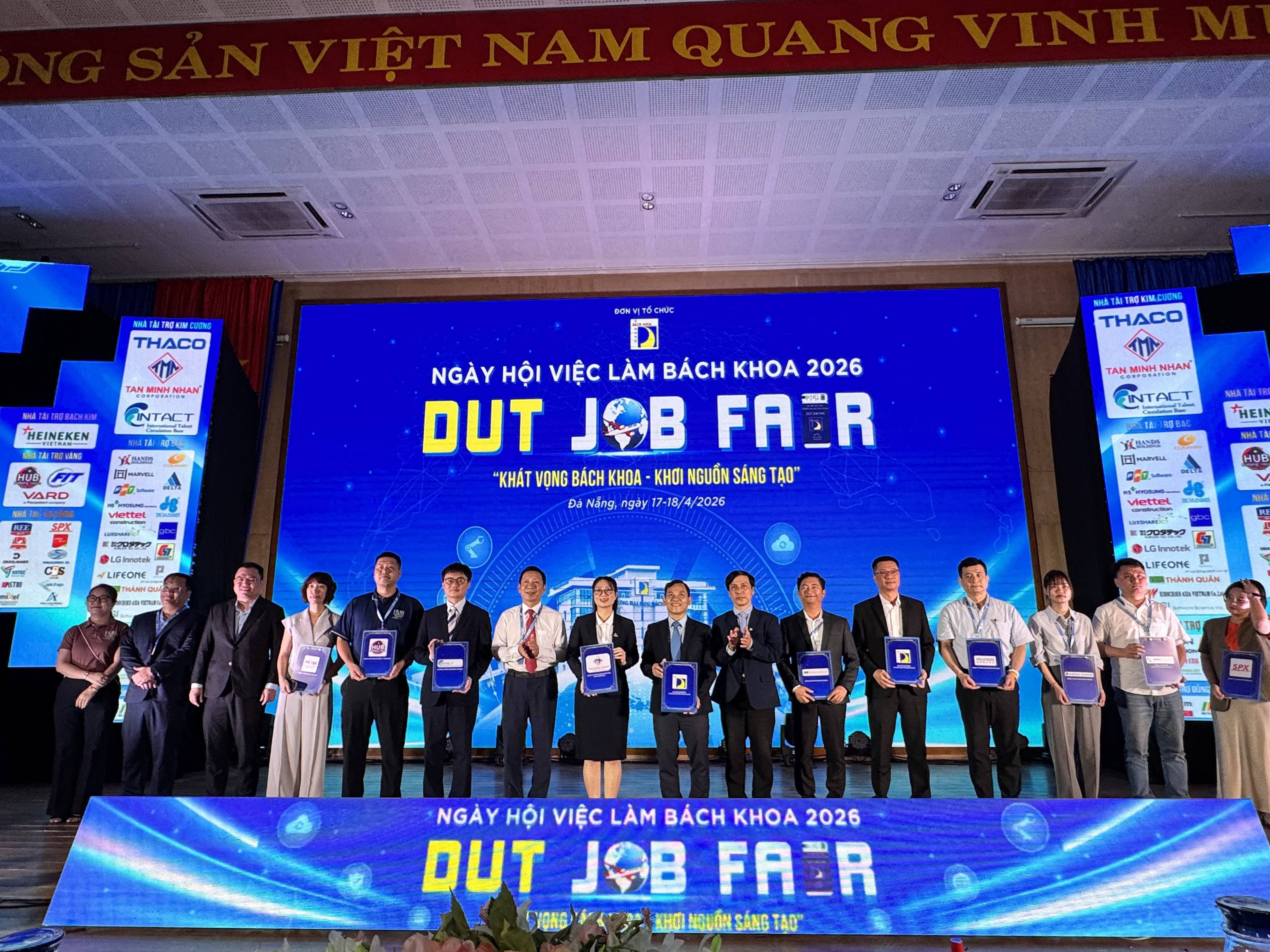 本處教育組林韋至組長於2026年4月18日拜會峴港百科大學。參訪行程由林組長出席教育展覽開幕式揭開序幕，現場匯聚了50多家合作單位及700多名學生參與。同日，在與校方高層的會議中，雙方就臺灣教育部（MOE）的各項重點獎學金政策及合作計畫進行了深度探討。在此次行程期間，林組長亦撥冗參與教育展的交流活動，該活動吸引了超過2500名學生的高度關注。此次參訪圓滿成功，不僅強化了雙方的全面合作關係，更為未來臺越教育交流注入了強勁的推動力。
