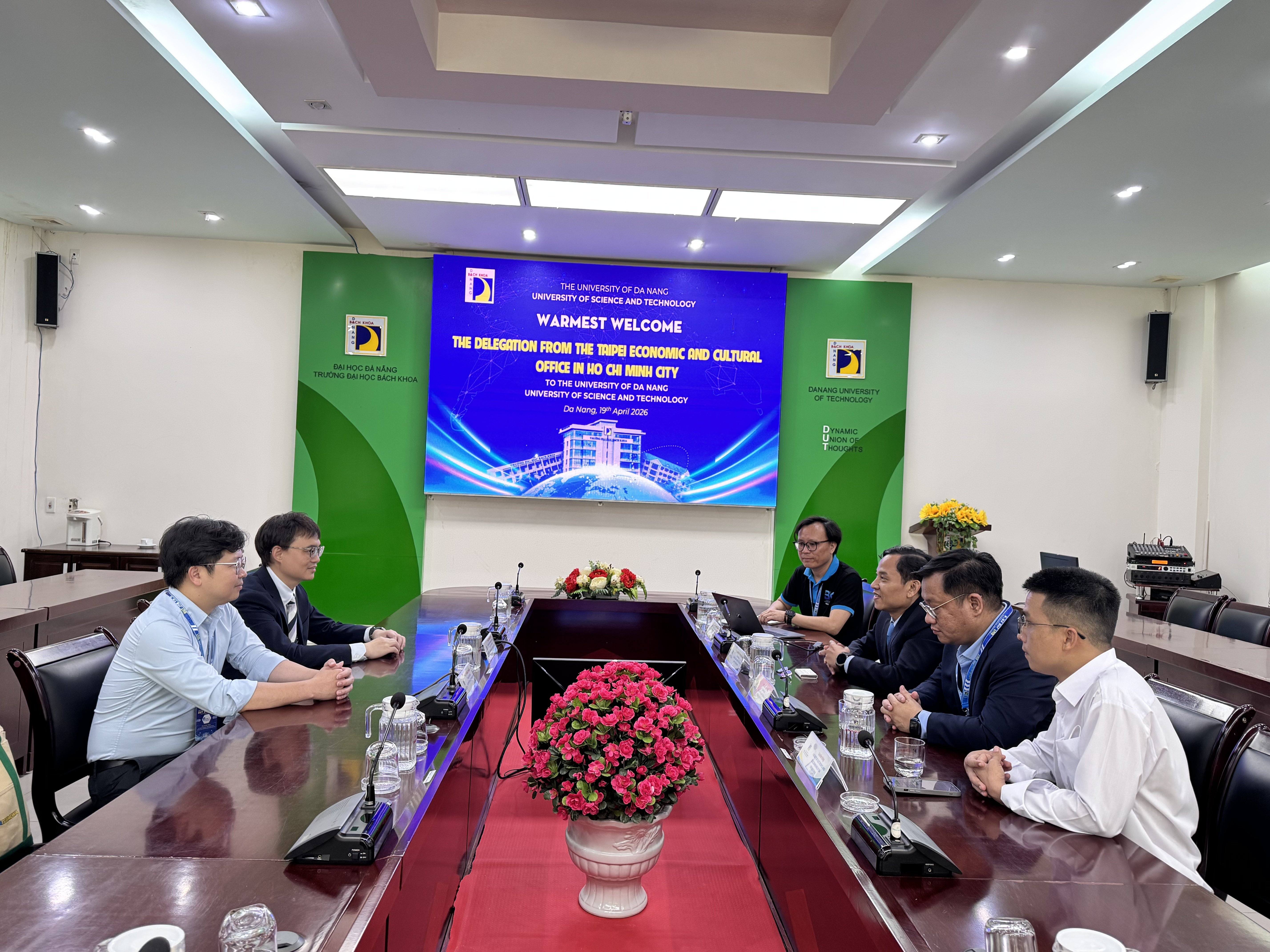 本處教育組林韋至組長於2026年4月18日拜會峴港百科大學。參訪行程由林組長出席教育展覽開幕式揭開序幕，現場匯聚了50多家合作單位及700多名學生參與。同日，在與校方高層的會議中，雙方就臺灣教育部（MOE）的各項重點獎學金政策及合作計畫進行了深度探討。在此次行程期間，林組長亦撥冗參與教育展的交流活動，該活動吸引了超過2500名學生的高度關注。此次參訪圓滿成功，不僅強化了雙方的全面合作關係，更為未來臺越教育交流注入了強勁的推動力。
