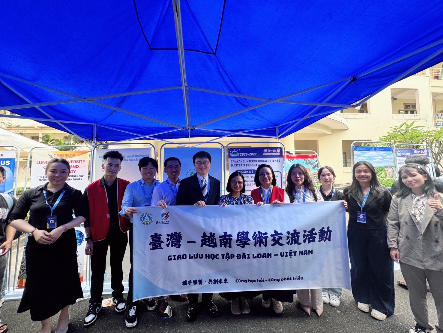 本處教育組林韋至組長於2026年4月18日拜會峴港百科大學。參訪行程由林組長出席教育展覽開幕式揭開序幕，現場匯聚了50多家合作單位及700多名學生參與。同日，在與校方高層的會議中，雙方就臺灣教育部（MOE）的各項重點獎學金政策及合作計畫進行了深度探討。在此次行程期間，林組長亦撥冗參與教育展的交流活動，該活動吸引了超過2500名學生的高度關注。此次參訪圓滿成功，不僅強化了雙方的全面合作關係，更為未來臺越教育交流注入了強勁的推動力。
