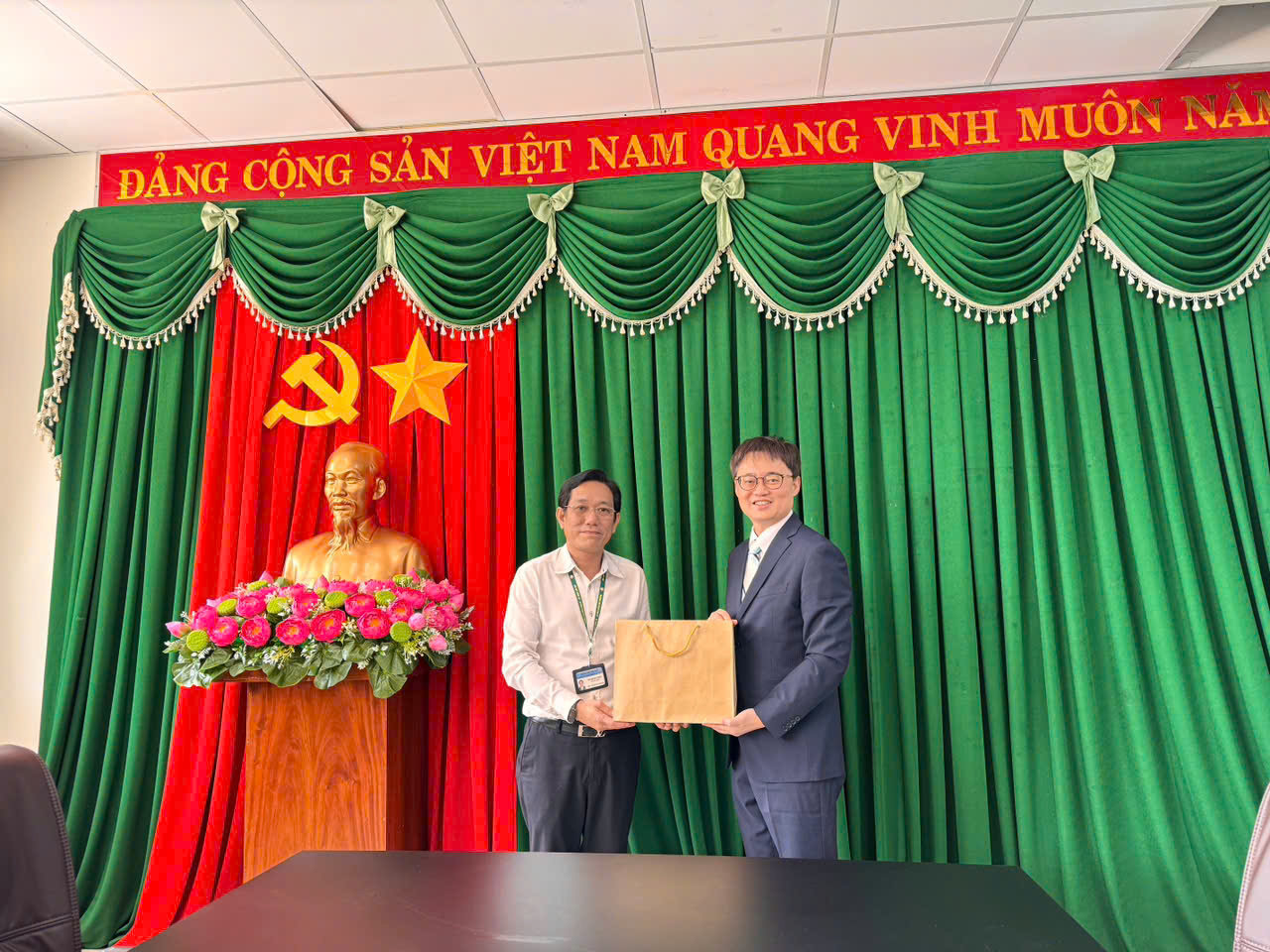 2026年5月12日，教育組林韋至參事前往拜會肯特經濟技術高專。

會談中，校方代表首先介紹學校之整體辦學與人才培育現況，並表達希望進一步加強與臺灣各高等教育合作與交流，推動教師與學生交流、實習機會及各項國際合作計畫，共同拓展未來合作發展空間。

教育組方面，林參事介紹臺灣高等教育體系之發展概況，以及多所具備優勢特色、且符合該校發展方向之大學資訊。同時，他亦表示期待雙方持續保持聯繫與交流，深化合作夥伴關係，並逐步推動更多具體且務實之教育合作計畫。

本次會議在融洽的氣氛中進行，不僅有助於深化雙邊教育合作關係，更為未來的學術交流與人才培育開創更多契機。

