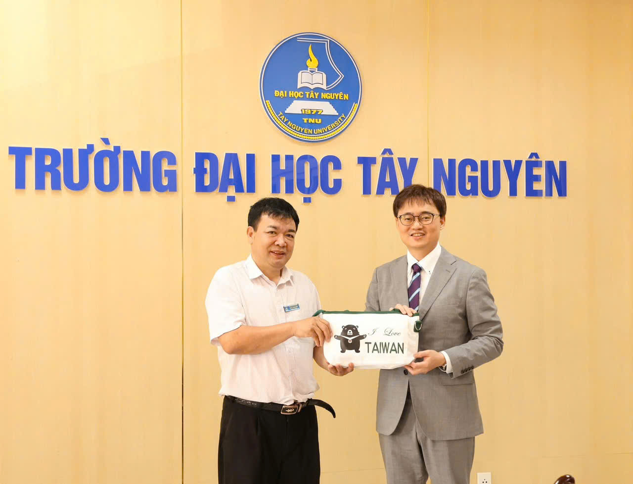 2026年5月27日，教育組林韋至組長前往拜會西原大學，與校方主管就生物科技、健康科學、科學教育等領域人才培育及教育合作議題進行交流。

會談中，林組長介紹臺灣先進醫療、生技產業及高等教育發展現況，並說明教育部臺灣獎學金、華語文獎學金、TEEP、Elite 及INTENSE等人才培育計畫，協助校方進一步了解赴臺就學、研究及交流之相關資源，拓展雙方跨領域人才培育合作管道。

雙方亦就國際教育合作、師生交流及研究合作等議題交換意見，探討未來促進臺灣大學與西原大學建立合作關係之可能性。西原大學副校長黎德念（Lê Đức Niêm）表示，期盼持續深化與臺灣高等教育機構之合作，進一步提升學校教學品質、科研能量及國際化發展成果。

此次交流增進雙方對彼此教育發展及人才培育需求之了解，並為未來推動學術交流、研究合作及國際人才培育奠定良好基礎。
