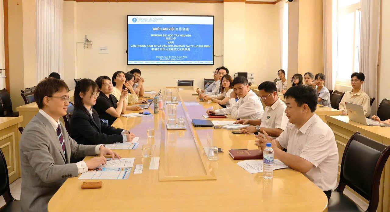 2026年5月27日，教育組林韋至組長前往拜會西原大學，與校方主管就生物科技、健康科學、科學教育等領域人才培育及教育合作議題進行交流。

會談中，林組長介紹臺灣先進醫療、生技產業及高等教育發展現況，並說明教育部臺灣獎學金、華語文獎學金、TEEP、Elite 及INTENSE等人才培育計畫，協助校方進一步了解赴臺就學、研究及交流之相關資源，拓展雙方跨領域人才培育合作管道。

雙方亦就國際教育合作、師生交流及研究合作等議題交換意見，探討未來促進臺灣大學與西原大學建立合作關係之可能性。西原大學副校長黎德念（Lê Đức Niêm）表示，期盼持續深化與臺灣高等教育機構之合作，進一步提升學校教學品質、科研能量及國際化發展成果。

此次交流增進雙方對彼此教育發展及人才培育需求之了解，並為未來推動學術交流、研究合作及國際人才培育奠定良好基礎。