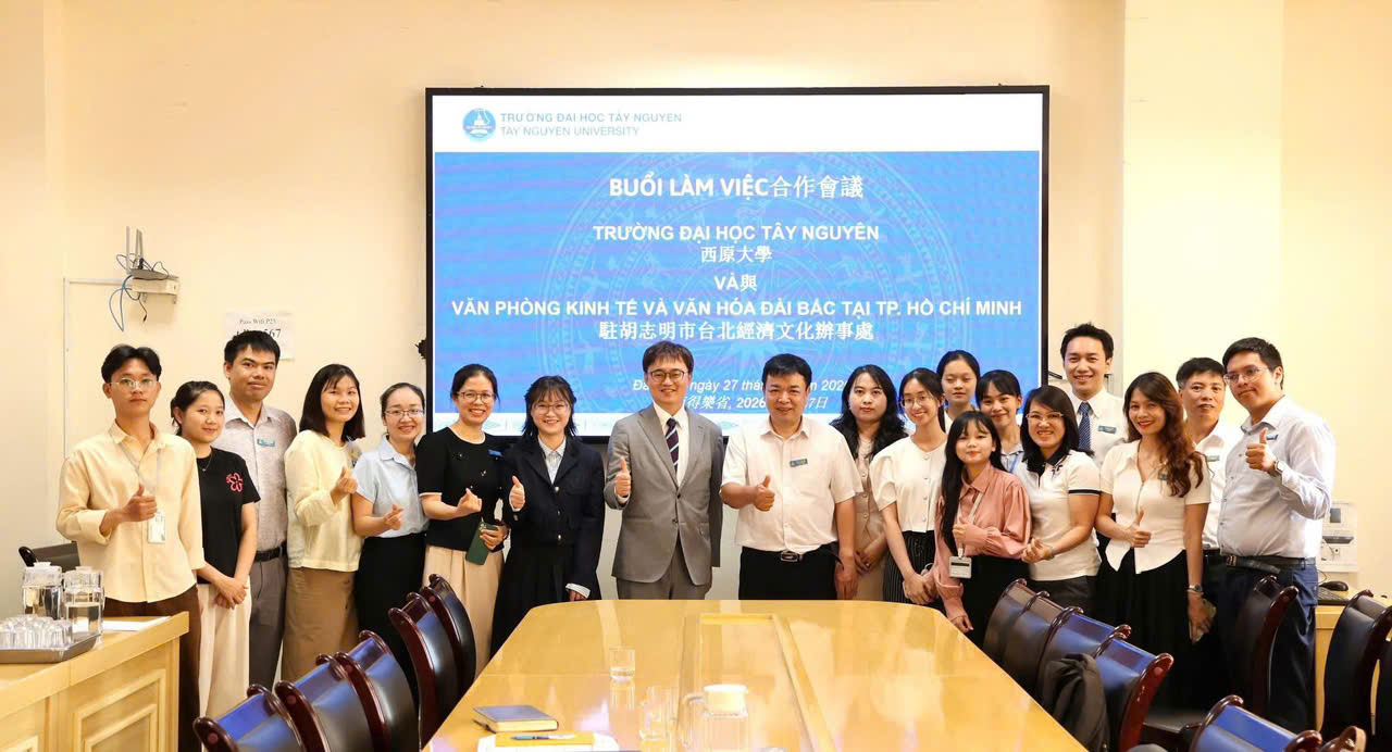 2026年5月27日，教育組林韋至組長前往拜會西原大學，與校方主管就生物科技、健康科學、科學教育等領域人才培育及教育合作議題進行交流。

會談中，林組長介紹臺灣先進醫療、生技產業及高等教育發展現況，並說明教育部臺灣獎學金、華語文獎學金、TEEP、Elite 及INTENSE等人才培育計畫，協助校方進一步了解赴臺就學、研究及交流之相關資源，拓展雙方跨領域人才培育合作管道。

雙方亦就國際教育合作、師生交流及研究合作等議題交換意見，探討未來促進臺灣大學與西原大學建立合作關係之可能性。西原大學副校長黎德念（Lê Đức Niêm）表示，期盼持續深化與臺灣高等教育機構之合作，進一步提升學校教學品質、科研能量及國際化發展成果。

此次交流增進雙方對彼此教育發展及人才培育需求之了解，並為未來推動學術交流、研究合作及國際人才培育奠定良好基礎。