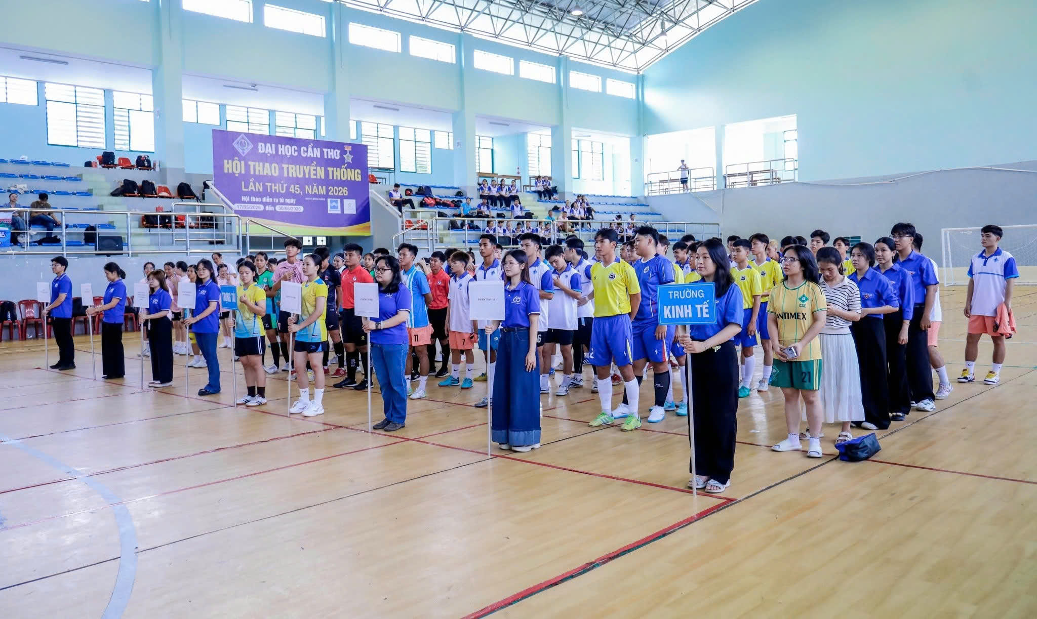 為深化臺越教育交流，促進青年學生跨文化互動，教育部駐胡志明市教育組邀請
臺灣與越南學校足球隊，於 5 月 19 日至 21 日假芹苴大學辦理「2026 年國際學生足
球友誼賽暨文化交流活動」（2026 International Student Futsal Friendship Match）。活動
結合五人制足球友誼賽、文化交流課程及校際合作備忘錄簽署，讓臺越師生在競技、
語言學習與生活文化體驗中建立連結，拓展國際學生招生與人才培育合作契機。
本次活動由越南芹苴大學、茶榮大學、芹苴大學附屬師範實驗高中、、臺灣吳鳳科
技大學、臺東大學附屬體育高中等 5 校 8 隊參與，分別進行男子組及女子組賽事。教
育部駐胡志明市教育組林韋至參事於開幕典禮致詞表示，在越南各級學校中，足球是
青年最熟悉也最具凝聚力的運動之一。此次臺越青年跨越國界在芹苴大學以球會友，
不僅是體育交流，更是促進文化理解與教育合作的重要橋梁。透過踢足球、學華語，
與體驗越南文化，學生能在自然互動中建立友誼，認識彼此教育環境與未來學習機會。
除足球友誼賽外，此行促成兩項校際合作備忘錄（MOU）簽署，分別為「吳鳳
科技大學與芹苴大學」、，以及、「臺東體中與芹苴大學附屬師範實驗高中」、。芹苴大學黨
委副書記兼任校長陳忠信教授表示，特別感謝教育組林組致力推動湄公河三角洲地
區大學與臺灣高與臺灣高教的鏈結，讓臺越學校的交流突破過去聚焦於學術研究，首
次以體育交流為契機推動校際合作、，開啟臺越校際互動新模式、，期許未來持續深化合
作。
