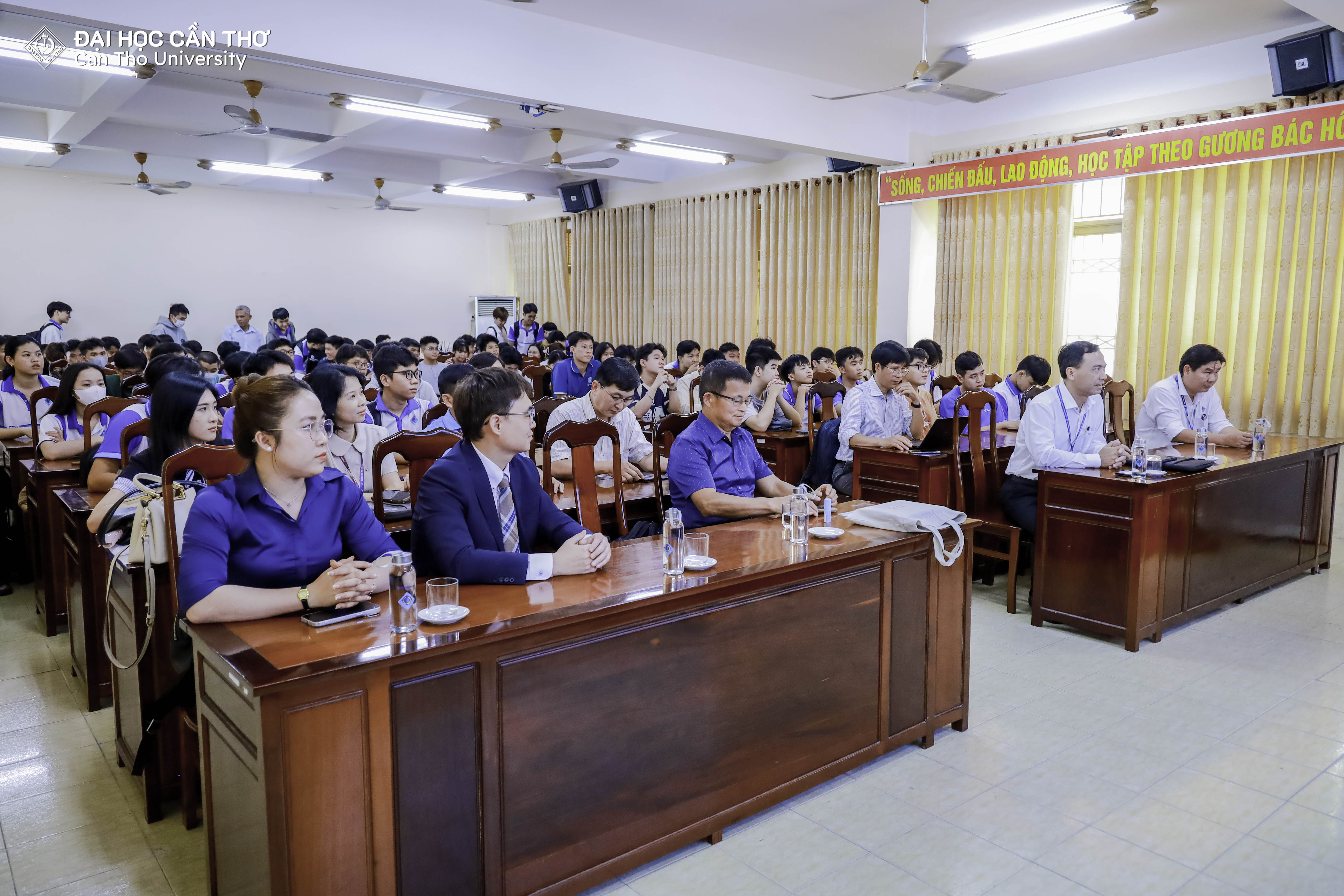 2026年5月12日，教育組林韋至參事前往肯特大學，出席由王朝欽教授（Chua-Chin Wang）主講之「積體電路設計」專題座。
本次座談會氣氛熱烈，吸引了副校長、教師及150餘名學生共同參與。在交流問答環節中，學生們發言踴躍並積極提問與主講人展開深入討論，展現對積體電路設計領域及半導體產業最新發展趨勢之高度關注。
透過本次座談會，與會代表、教師及學生皆有機會接觸積體電路設計領域之專業知識與實務資訊，進而深化對半導體產業及前沿科技趨勢之理解。此活動亦有助於增進學術交流，並為該校與國內外合作夥伴在高科技領域之人才培育、科學研究與技術研發合作上，創造有利條件。
