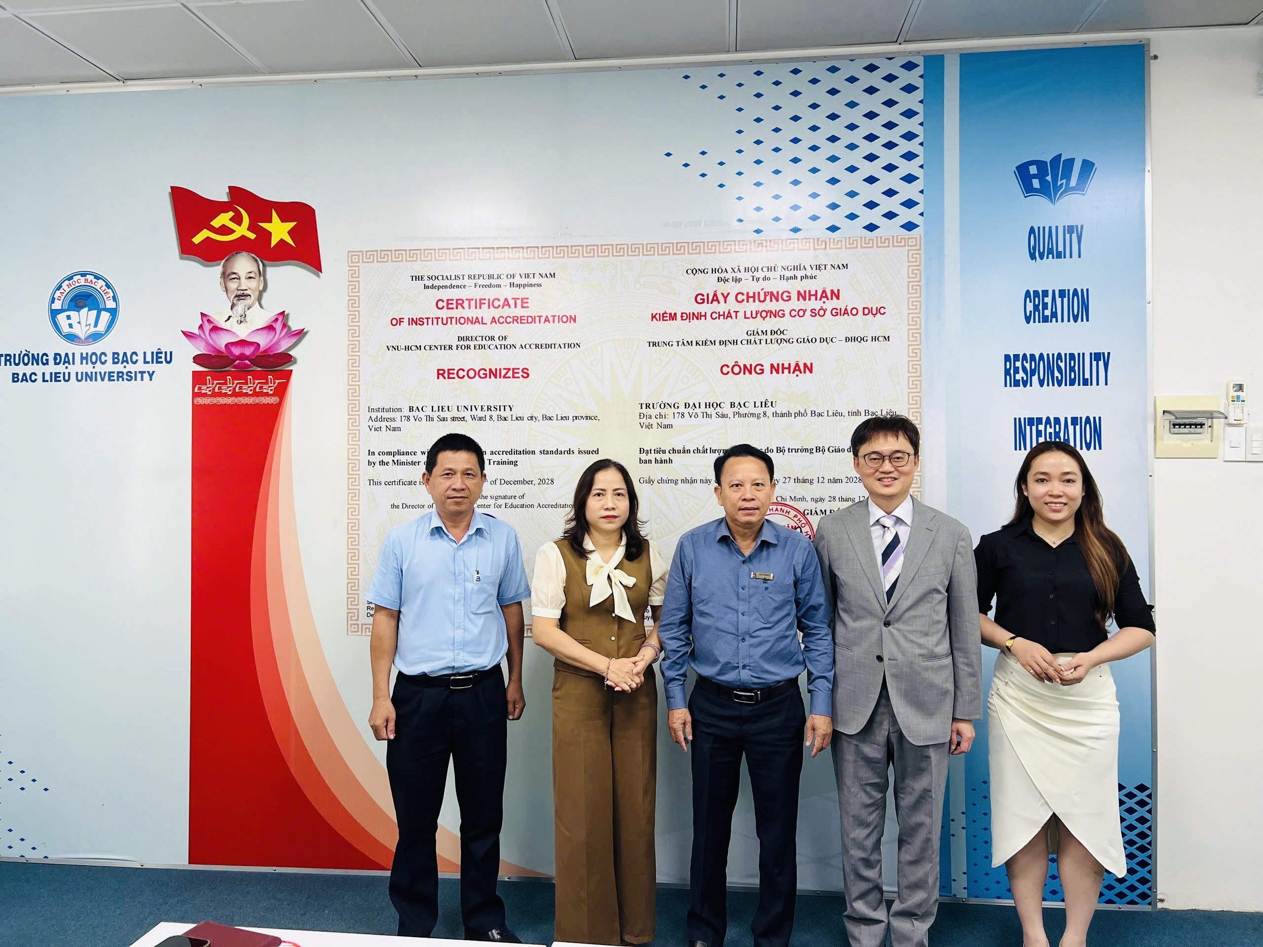 2026年5月11日，教育組林韋至參事前往拜會薄寮大學。

會談中，薄寮大學表達了期盼加強與臺灣各大學在農業、水產及半導體等領域之合作。同時，校方亦希望能推動聯合培養計畫、師資交流，並邀請具豐富經驗之臺灣學者至該校進行短期講學。

針對所交流之內容，林參事對雙方未來的合作潛力表達高度期盼。他亦介紹給予越南師生赴臺就學與研究之各項獎學金計畫與機會。同時，鼓勵該校積極參與各項國際教育合作與學術交流計畫。藉此，有助於推動雙教育、研究與人才培育合作朝向務實、高效且永續之方向發展。

本次會議在融洽的氣氛中進行，不僅有助於深化雙邊教育合作關係，更為未來的學術交流、科學研究及人才培育開創更多契機。
